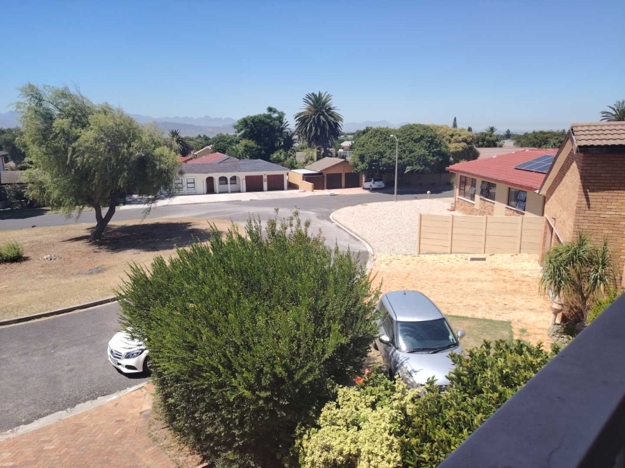 To Let 4 Bedroom Property for Rent in Ridgeworth Western Cape